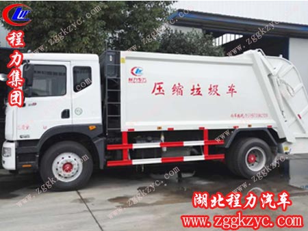 英姿颯爽的垃圾車停在工廠內 英姿颯爽的垃圾車停在工廠內