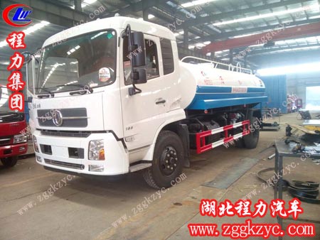 程力集團(tuán)東風(fēng)天錦灑水車做好后默默地停在灑水車車間俊美的外表 程力集團(tuán)東風(fēng)天錦灑水車做好后默默地停在灑水車車間俊美的外表