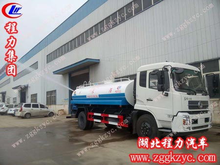 程力專用汽車股份有限公司東風(fēng)天錦灑水車試水時(shí)噴出美麗的水花 程力專用汽車股份有限公司東風(fēng)天錦灑水車試水時(shí)噴出美麗的水花