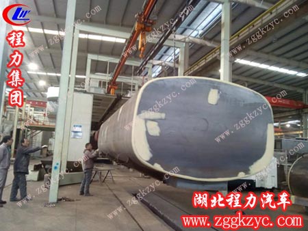 程力專用汽車股份有限公司東風后雙橋灑水車制作罐體的情形 程力專用汽車股份有限公司東風后雙橋灑水車制作罐體的情形