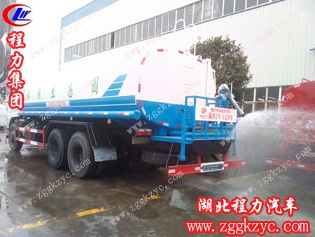 程力集團東方后雙橋灑水車在試水噴出霧花 程力集團東方后雙橋灑水車在試水噴出霧花