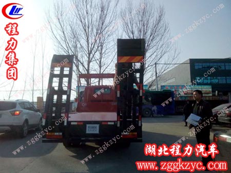 程力集團(tuán)司機(jī)教提車司機(jī)如何操作大運(yùn)平板運(yùn)輸車 程力集團(tuán)司機(jī)教提車司機(jī)如何操作大運(yùn)平板運(yùn)輸車