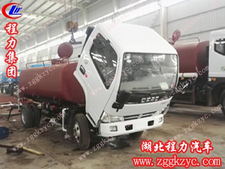程力集團東風小多利卡底盤在車間忙與裝水罐 程力集團東風小多利卡底盤在車間忙與裝水罐