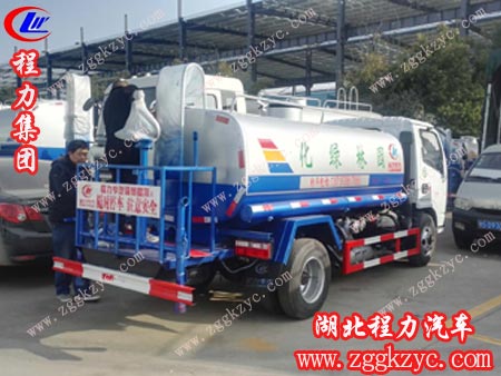 程力專用汽車股份有限公司灑水車下線候開始質檢 程力專用汽車股份有限公司灑水車下線候開始質檢
